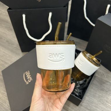 LY THUỶ TINH BỌC DA MÀU TRẮNG DẬP LOGO THEO YÊU CẦU