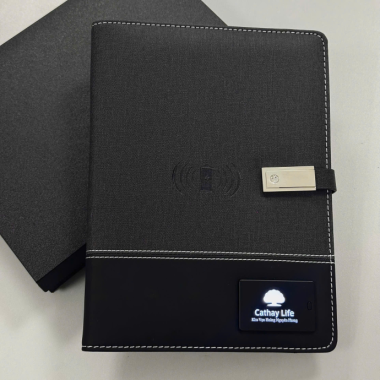 Sổ Bìa Còng Kèm Cáp Sạc Cao Cấp – In Logo Theo Yêu Cầu