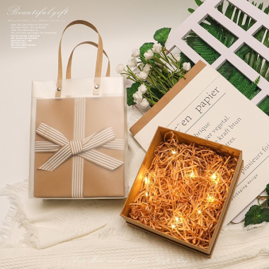 Hộp quà tặng kèm túi xách tay kraft nơ sọc sang trọng in logo theo yêu cầu