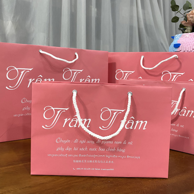 Túi giấy thời trang màu hồng pastel in logo Trâm Trâm theo yêu cầu