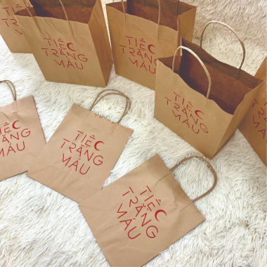Túi giấy kraft nâu quai xoắn đựng quà in logo theo yêu cầu