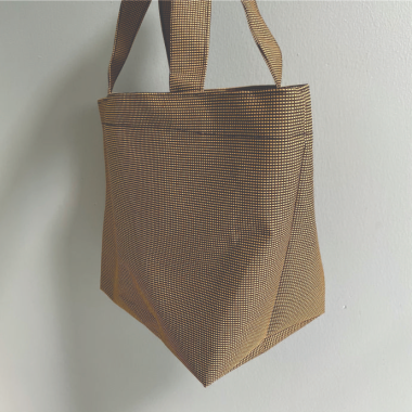 Túi vải không dệt nâu họa tiết caro nhỏ