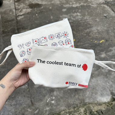 VÍ CẦM TAY VẢI CANVAS MÀU TRẮNG QUAI ĐEO – NHẬN IN LOGO THEO YÊU CẦU