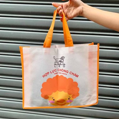Túi vải không dệt viền cam in logo theo yêu cầu