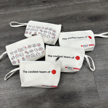 VÍ CẦM TAY VẢI CANVAS MÀU TRẮNG QUAI ĐEO – NHẬN IN LOGO THEO YÊU CẦU