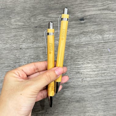 Bút Bi In Logo RMIT- In Logo Theo Yêu Cầu – Quà Tặng Doanh Nghiệp Giá Tốt