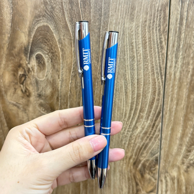 Bút Bi In Logo RMIT- In Logo Theo Yêu Cầu – Quà Tặng Doanh Nghiệp Giá Tốt