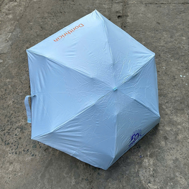 Dù Gấp Gọn Màu Xanh và Hồng In Logo Theo Yêu Cầu – Thời Trang & Quảng Bá Hiệu Quả