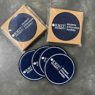 Lót Ly Vải Thêu & In Logo Theo Yêu Cầu – Quà Tặng Sang Trọng, Giá Tốt