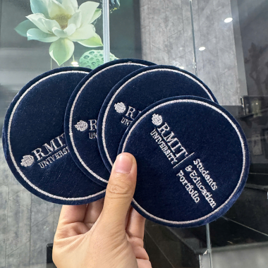 Lót Ly Vải Thêu & In Logo Theo Yêu Cầu – Quà Tặng Sang Trọng, Giá Tốt