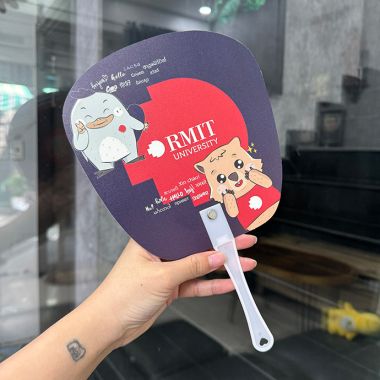 Quạt Nhựa Cầm Tay In Logo – Quà Tặng Sự Kiện Quảng Cáo Giá Rẻ