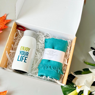 Bộ Quà Tặng Giá Rẻ - Bình Nước Kèm Khăn In Logo Theo Yêu Cầu