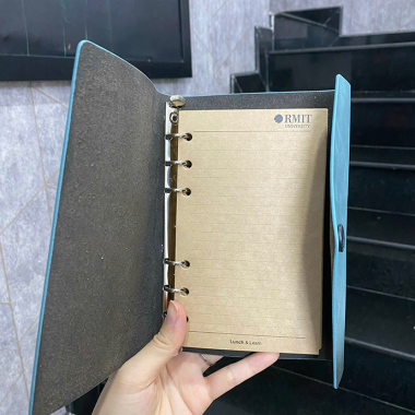 Sổ Bìa Da Gài Nút In Logo RMIT - In Logo Theo Yêu Cầu – Quà Tặng Doanh Nghiệp Cao Cấp
