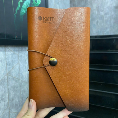 Sổ Bìa Da Gài Nút In Logo RMIT - In Logo Theo Yêu Cầu – Quà Tặng Doanh Nghiệp Cao Cấp