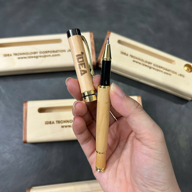 Bút Gỗ In Logo Theo Yêu Cầu – Quà Tặng Doanh Nghiệp Mộc Mạc & Tinh Tế