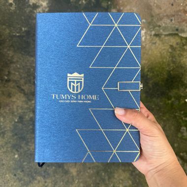 Sổ Bìa Tay A5 Gắn Phụ Kiện In Logo Theo Yêu Cầu – Quà Tặng Doanh Nghiệp Cao Cấp