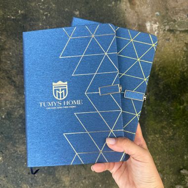 Sổ Bìa Tay A5 Gắn Phụ Kiện In Logo Theo Yêu Cầu – Quà Tặng Doanh Nghiệp Cao Cấp