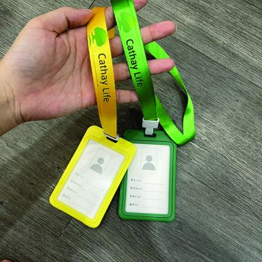 Dây Đeo Thẻ Nhân Viên Giá Rẻ – Bao Đựng Thẻ Vàng & Xanh In Logo Theo Yêu Cầu