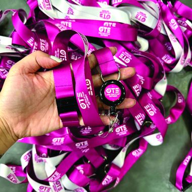 Dây Đeo Thẻ Satin In Logo – Lanyard Hội Nghị Sự Kiện Màu Hồng