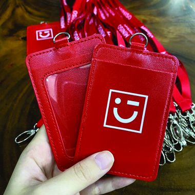 Dây Đeo Thẻ Satin Đỏ In Logo + Bao Đeo Thẻ Nhựa – Nhân Viên & Sự Kiện