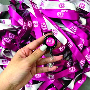 Dây Đeo Thẻ Satin In Logo – Lanyard Hội Nghị Sự Kiện Màu Hồng