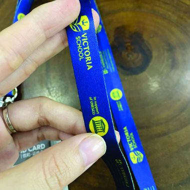 Dây Đeo Thẻ Satin In Logo 2 Mặt – Trường Học, Sự Kiện, Doanh Nghiệp