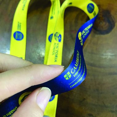 Dây Đeo Thẻ Satin In Logo 2 Mặt – Trường Học, Sự Kiện, Doanh Nghiệp