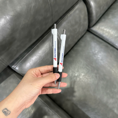 Bút Bi Nhựa Bấm In Logo – Quà Tặng Doanh Nghiệp Giá Rẻ