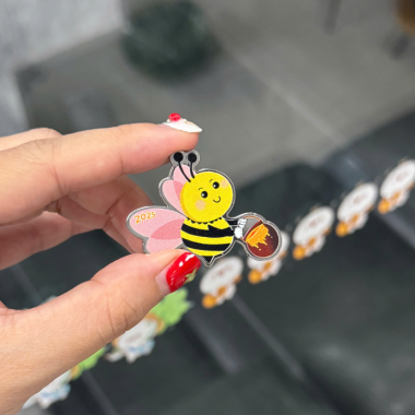 Huy Hiệu Mica Ong Vàng 2025 – In Logo Theo Yêu Cầu, Dễ Thương Và Sáng Tạo