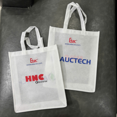Túi Vải Không Dệt Trắng In Logo – Quà Tặng Sự Kiện Giá Rẻ, Thân Thiện Môi Trường
