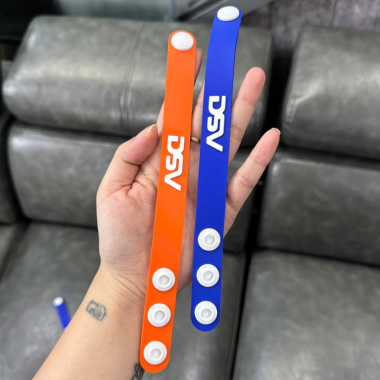 Vòng Tay Cao Su In Thông Điệp – Cài Nút Bấm, Màu Cam Nổi Bật