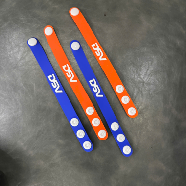 Vòng Tay Cao Su In Thông Điệp – Cài Nút Bấm, Màu Cam Nổi Bật