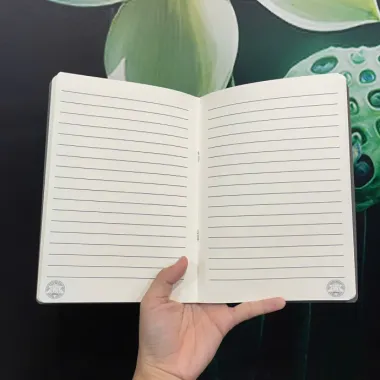 Sổ Bấm Kim Giấy Mỹ Thuật In Logo – Sổ Tay Doanh Nghiệp Giá Rẻ