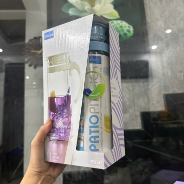 Bình Thủy Tinh Có Tay Cầm Ocean Patio 1.3L – Thiết Kế Nắp Gài Tiện Lợi, Quà Tặng In Logo Doanh Nghiệp
