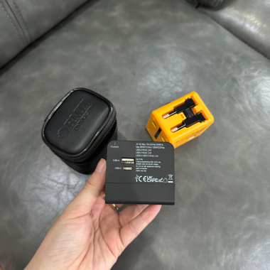 Bộ Chuyển Đổi Ổ Cắm Du Lịch Màu Vàng + Hộp Da Đen In Logo