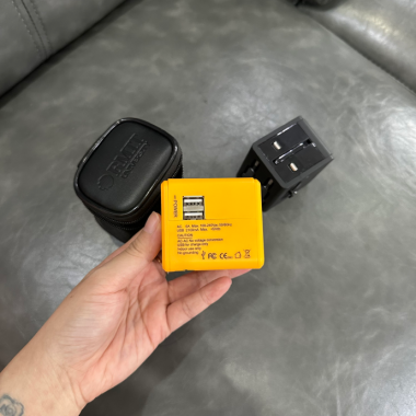 Bộ Chuyển Đổi Ổ Cắm Du Lịch Màu Vàng + Hộp Da Đen In Logo