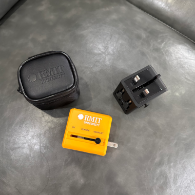 Bộ Chuyển Đổi Ổ Cắm Du Lịch Màu Vàng + Hộp Da Đen In Logo