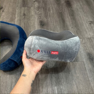 Gối Chữ U Cao Su Non In Logo – Quà Tặng Văn Phòng, Sự Kiện Cao Cấp