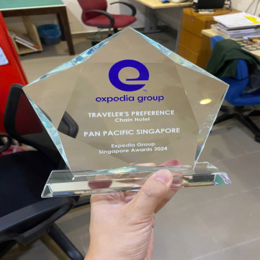 Kỷ Niệm Chương Pha Lê – Khắc Logo Theo Yêu Cầu, Sang Trọng Và Tinh Tế