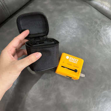 Bộ Chuyển Đổi Ổ Cắm Du Lịch Màu Vàng + Hộp Da Đen In Logo