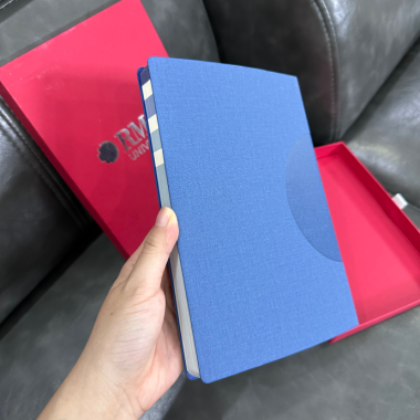 Sổ Tay Vải Màu Xanh Dương Kèm Hộp Quà Màu Đỏ In Logo