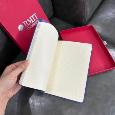 Sổ Tay Vải Màu Xanh Dương Kèm Hộp Quà Màu Đỏ In Logo