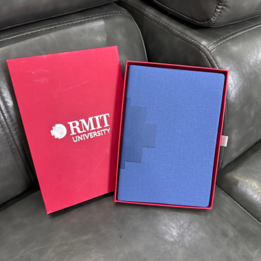 Sổ Tay Vải Màu Xanh Dương Kèm Hộp Quà Màu Đỏ In Logo