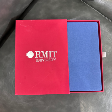 Sổ Tay Vải Màu Xanh Dương Kèm Hộp Quà Màu Đỏ In Logo