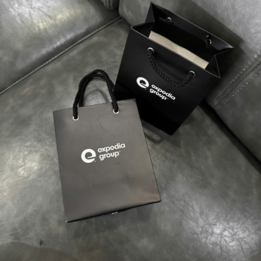 Túi Giấy Kraft Đen Dây Xoắn – Sang Trọng, In Theo Yêu Cầu