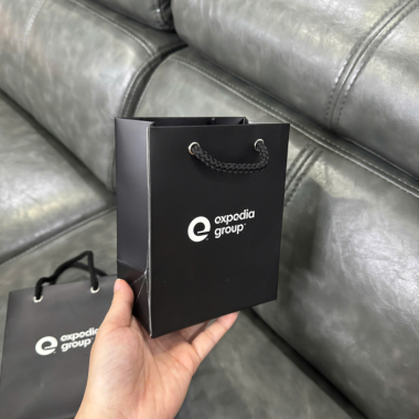 Túi Giấy Kraft Đen Dây Xoắn – Sang Trọng, In Theo Yêu Cầu