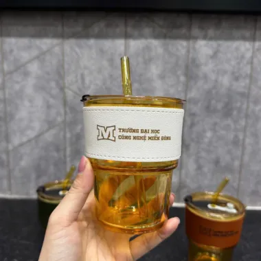 Ly Nhựa Tumbler Kèm Ống Hút Và Đai Da In Logo Theo Yêu Cầu – Ly Quà Tặng Trường Học Giá Xưởng