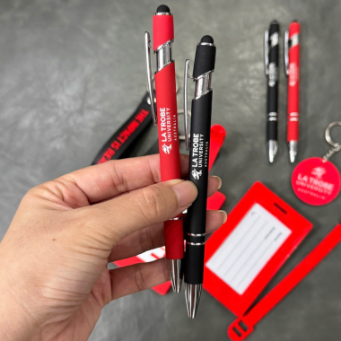 Combo Quà Tặng Văn Phòng Móc Khóa + Bút + Thẻ Hành Lý – In Logo Theo Yêu Cầu | Quà Tặng Nhanh