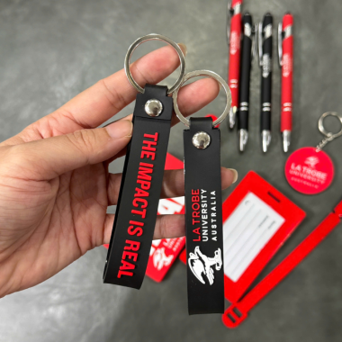 Combo Quà Tặng Văn Phòng Móc Khóa + Bút + Thẻ Hành Lý – In Logo Theo Yêu Cầu | Quà Tặng Nhanh