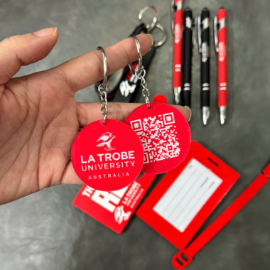 Combo Quà Tặng Văn Phòng Móc Khóa + Bút + Thẻ Hành Lý – In Logo Theo Yêu Cầu | Quà Tặng Nhanh